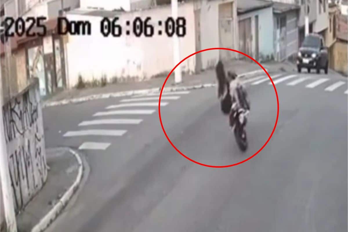 Homem Empina Moto E Bate De Frente Com Carro Em Cruzamento