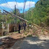 Poste Cai E Bloqueia Rua Em Bairro De São Roque, Moradores Ficaram Sem Energia
