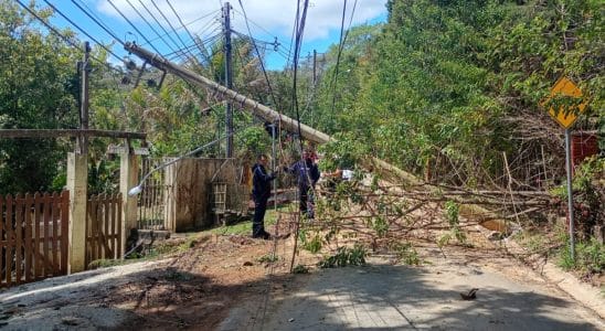 Poste Cai E Bloqueia Rua Em Bairro De São Roque, Moradores Ficaram Sem Energia