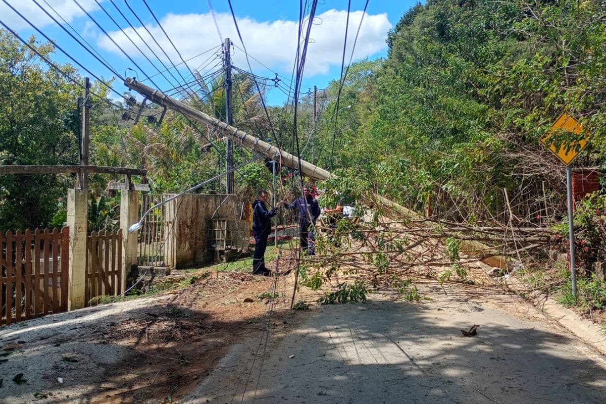 Poste Cai E Bloqueia Rua Em Bairro De São Roque, Moradores Ficaram Sem Energia