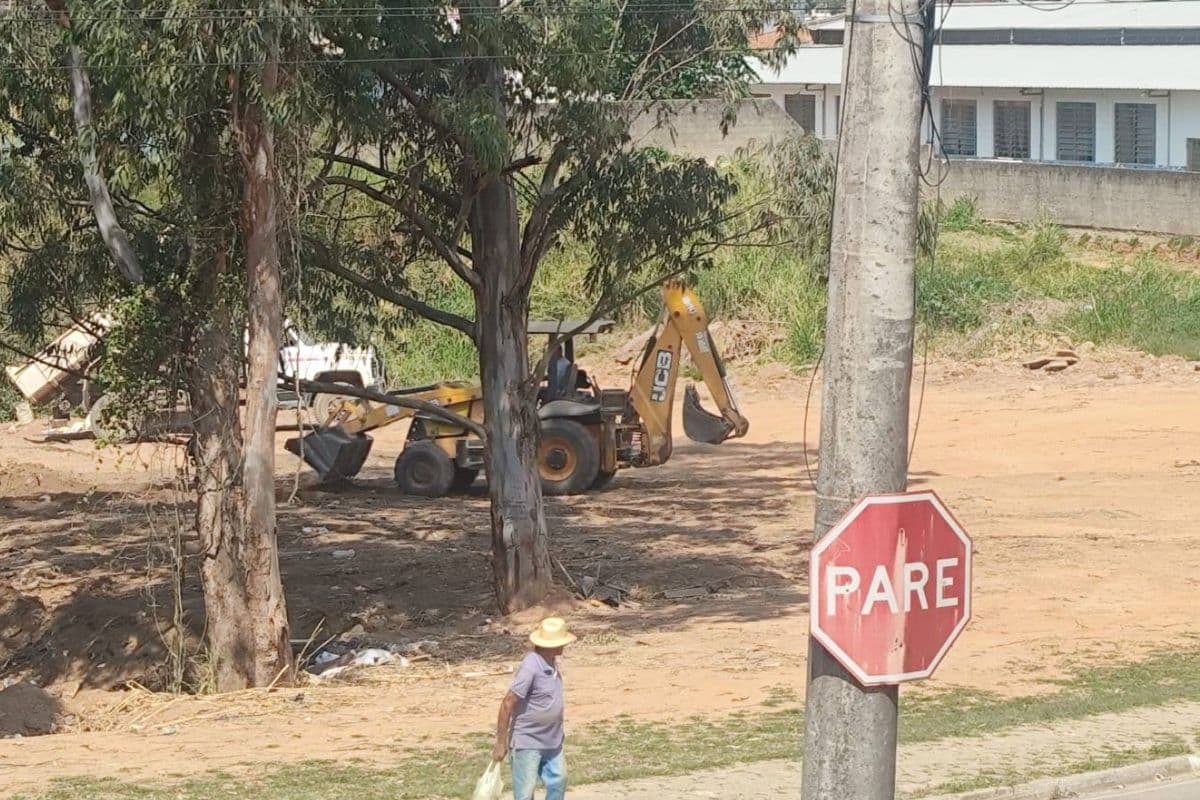 Terra De Cemiterio E Jogada Em Area Escolar Em Mairinque