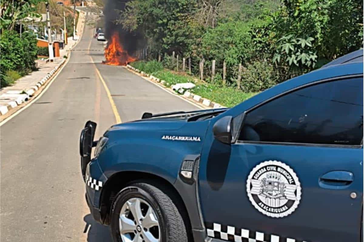 Carro Pega Fogo Próximo De Escola Em Araçariguama