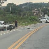 Carros Batem De Frente Em Trecho De Curva Em Rodovia De São Roque