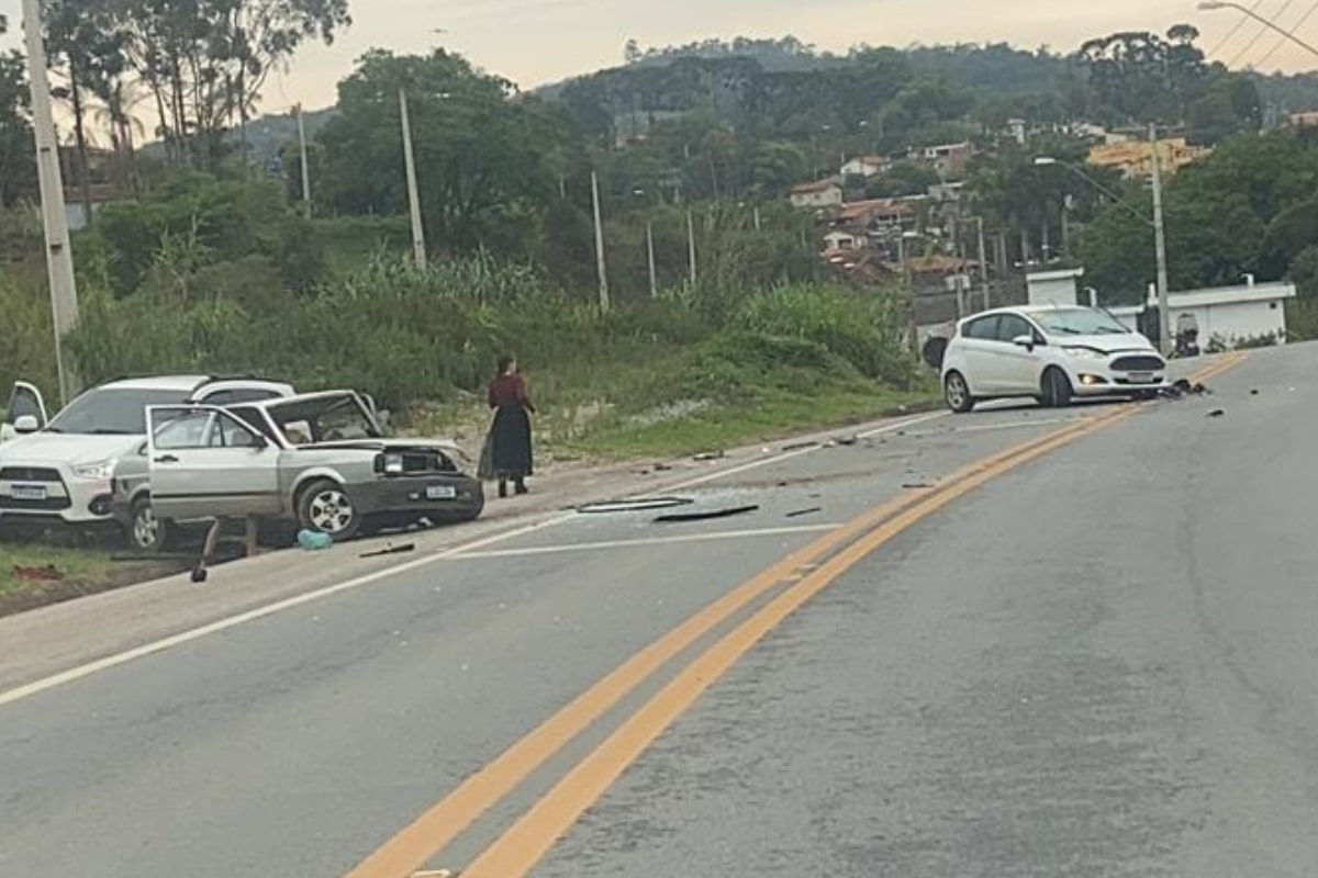 Carros Batem De Frente Em Trecho De Curva Em Rodovia De São Roque