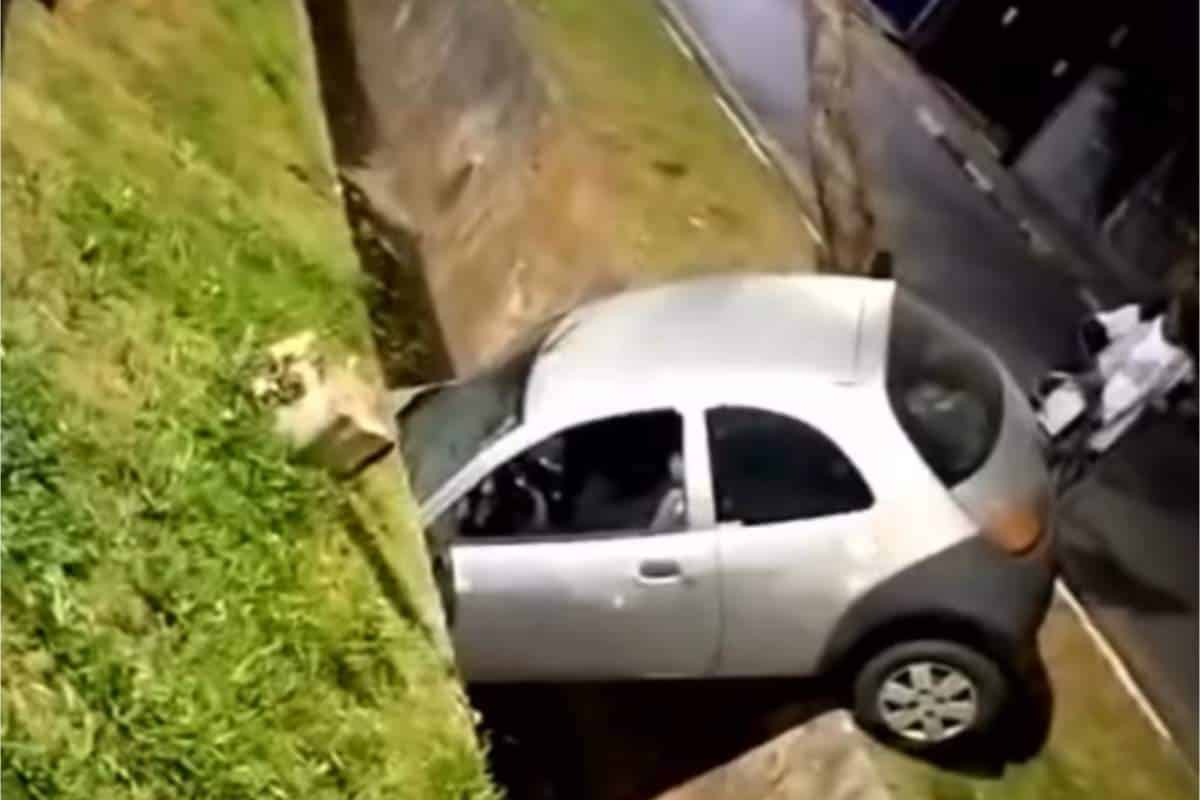 Jovem Cai Em Córrego Com Carro Em São Roque Após Falha Mecânica