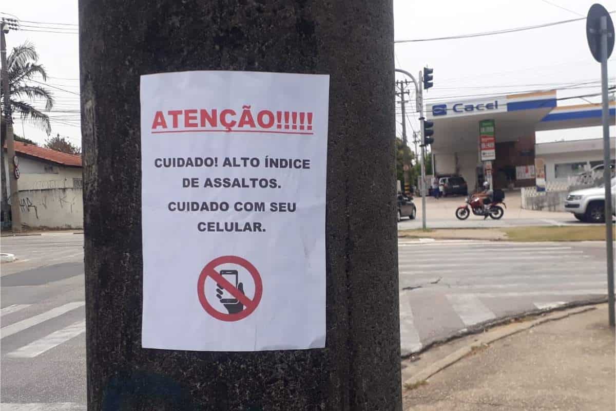 Moradores Colocam Cartazes Indicando Área De Roubo De Celulares Em Bairro De Sorocaba