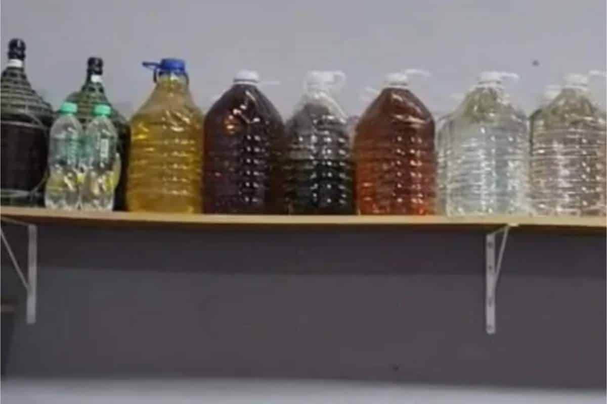 Polícia Encontra Bebidas Suspeitas De Adulteração E Caça-Níqueis Em Bar De Salto