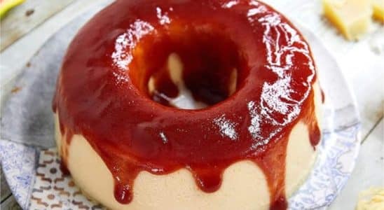 Pudim De Queijo Com Geléia De Pimenta Para Servir No Natal