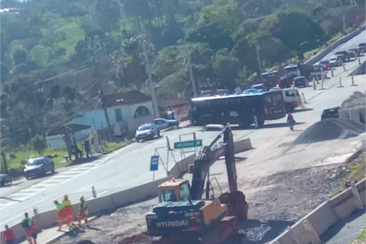 Raposo Tavares É Fechada Em São Roque Após Acidente Entre Moto E Caminhonete