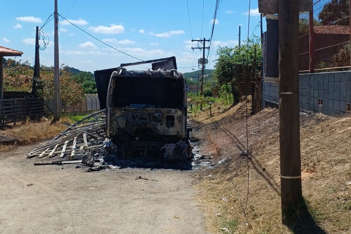 Caminhão Queimado É Encontrado Em Estrada De Mairinque