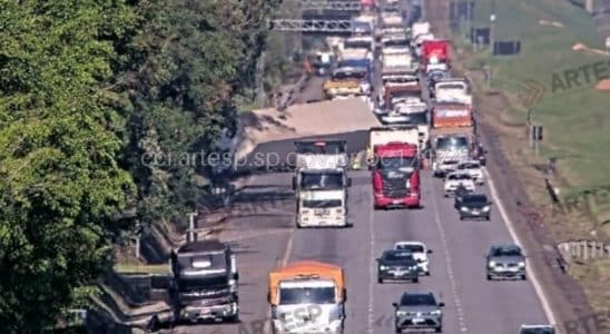 Carreta Com Produtos Da Shopee Tomba Na Castelo Branco Em São Roque