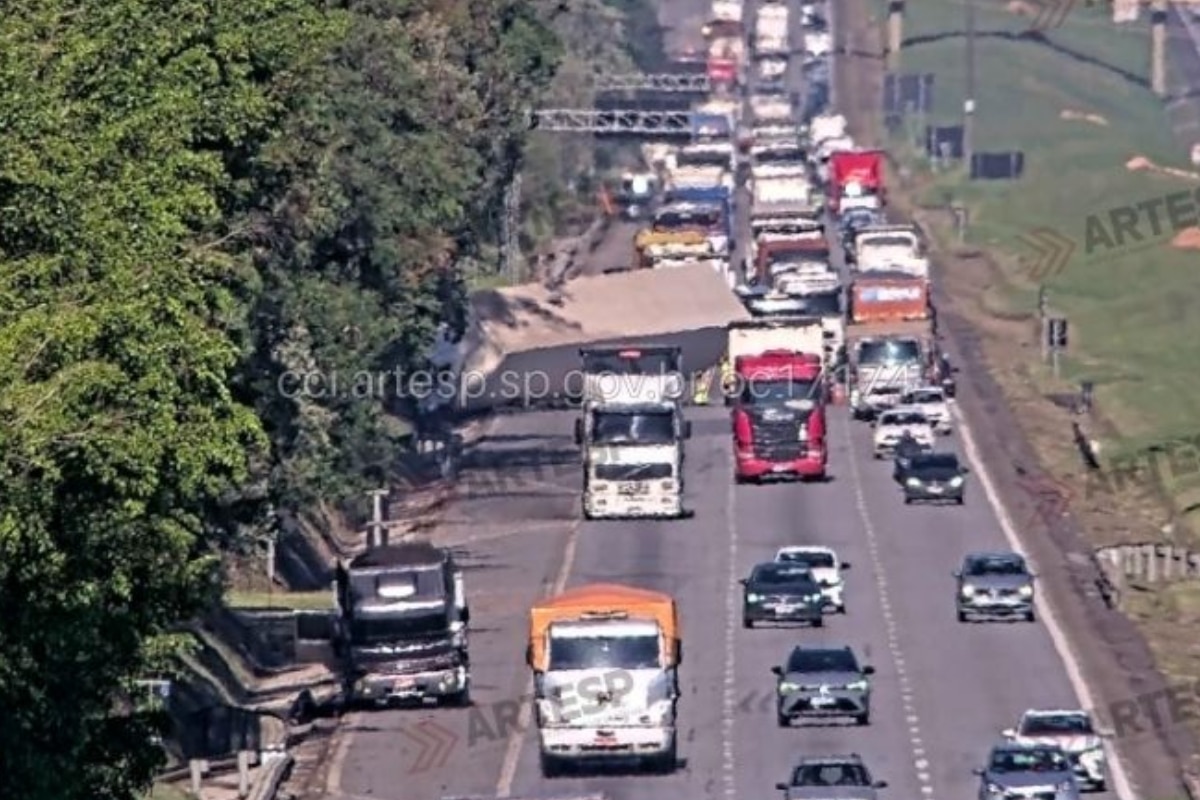 Carreta Com Produtos Da Shopee Tomba Na Castelo Branco Em São Roque