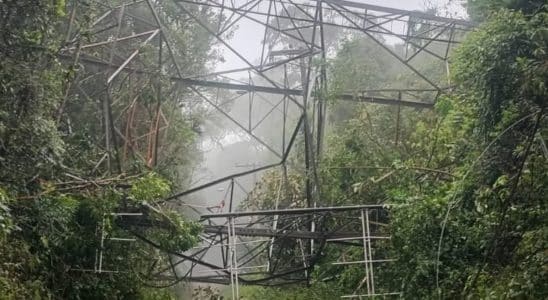 Forte Vendaval Derruba Torre De Rádio De Mais De 100 Metros Em São Roque