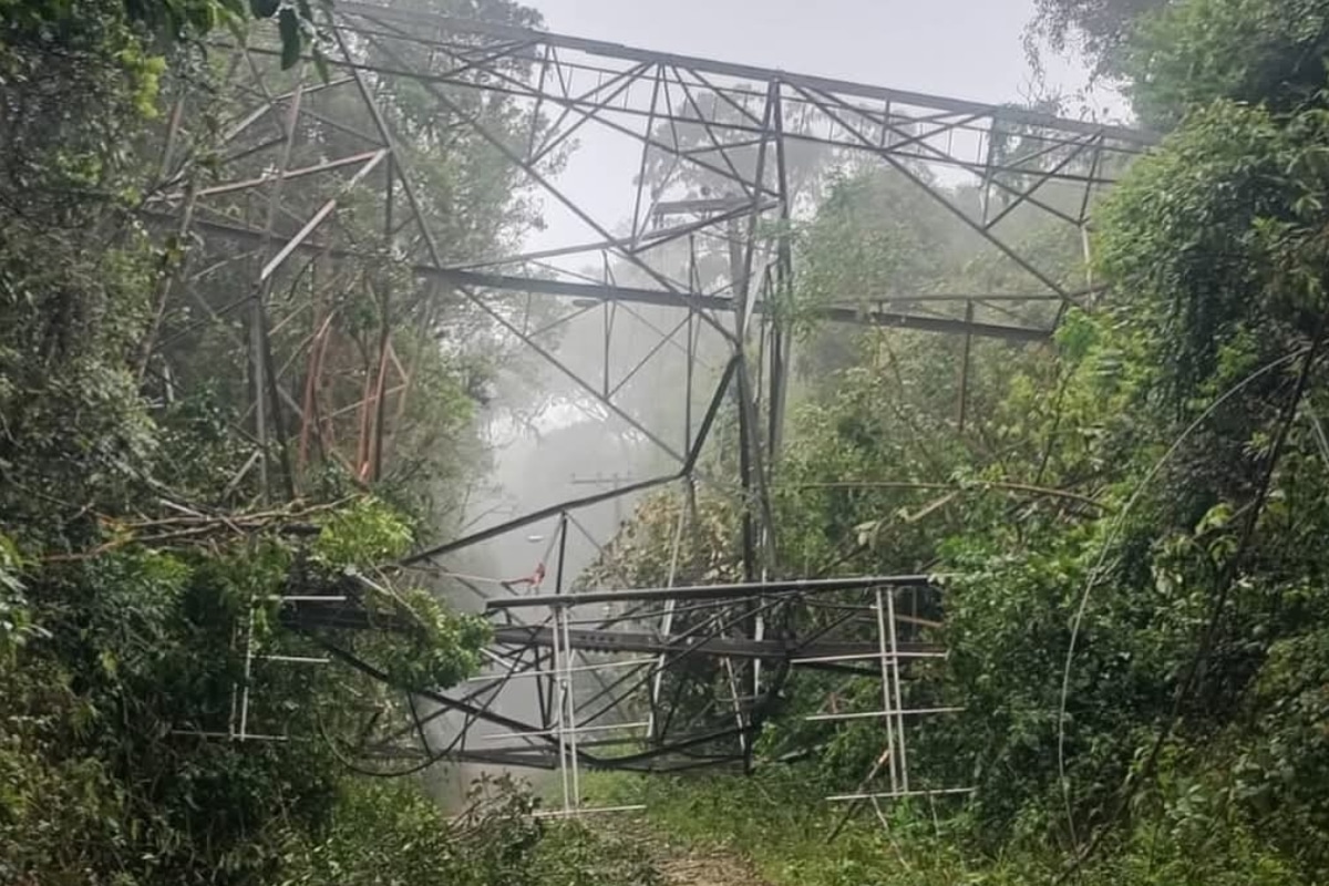 Forte Vendaval Derruba Torre De Rádio De Mais De 100 Metros Em São Roque