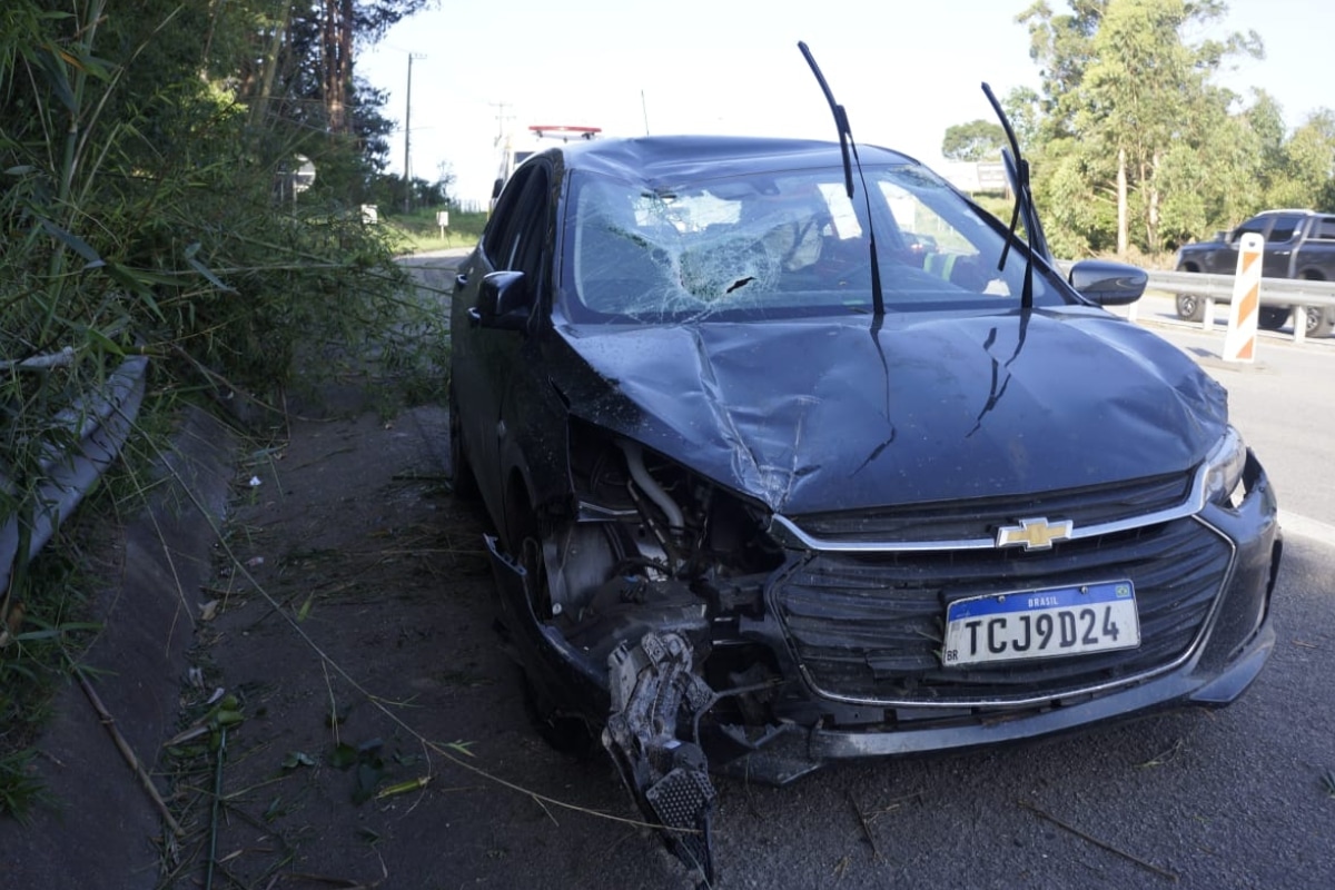 Jovem Passa Mal E Capota Carro Na Raposo Tavares Em São Roque