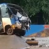 Micro-Ônibus Perde Freio E Invade Pista De Skate No Interior De São Paulo