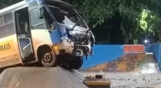 Micro-Ônibus Perde Freio E Invade Pista De Skate No Interior De São Paulo