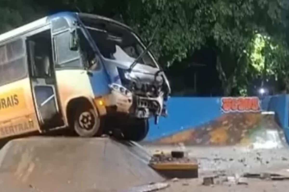 Micro-Ônibus Perde Freio E Invade Pista De Skate No Interior De São Paulo