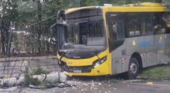 Motorista De Ônibus Passa Mal E Bate Em Poste Em Votorantim