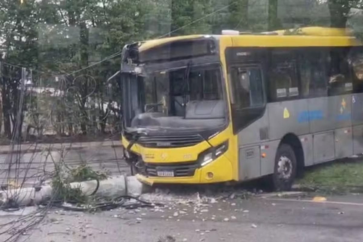 Motorista De Ônibus Passa Mal E Bate Em Poste Em Votorantim