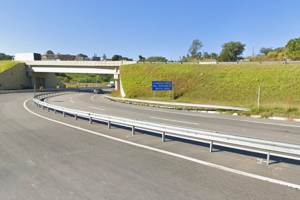 Motorista Perde Controle E Capota Carro Próximo De Fábrica De Chocolates Em São Roque