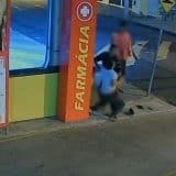 Mulher Acabada Dando À Luz E Bebê Em Calçada De Farmácia