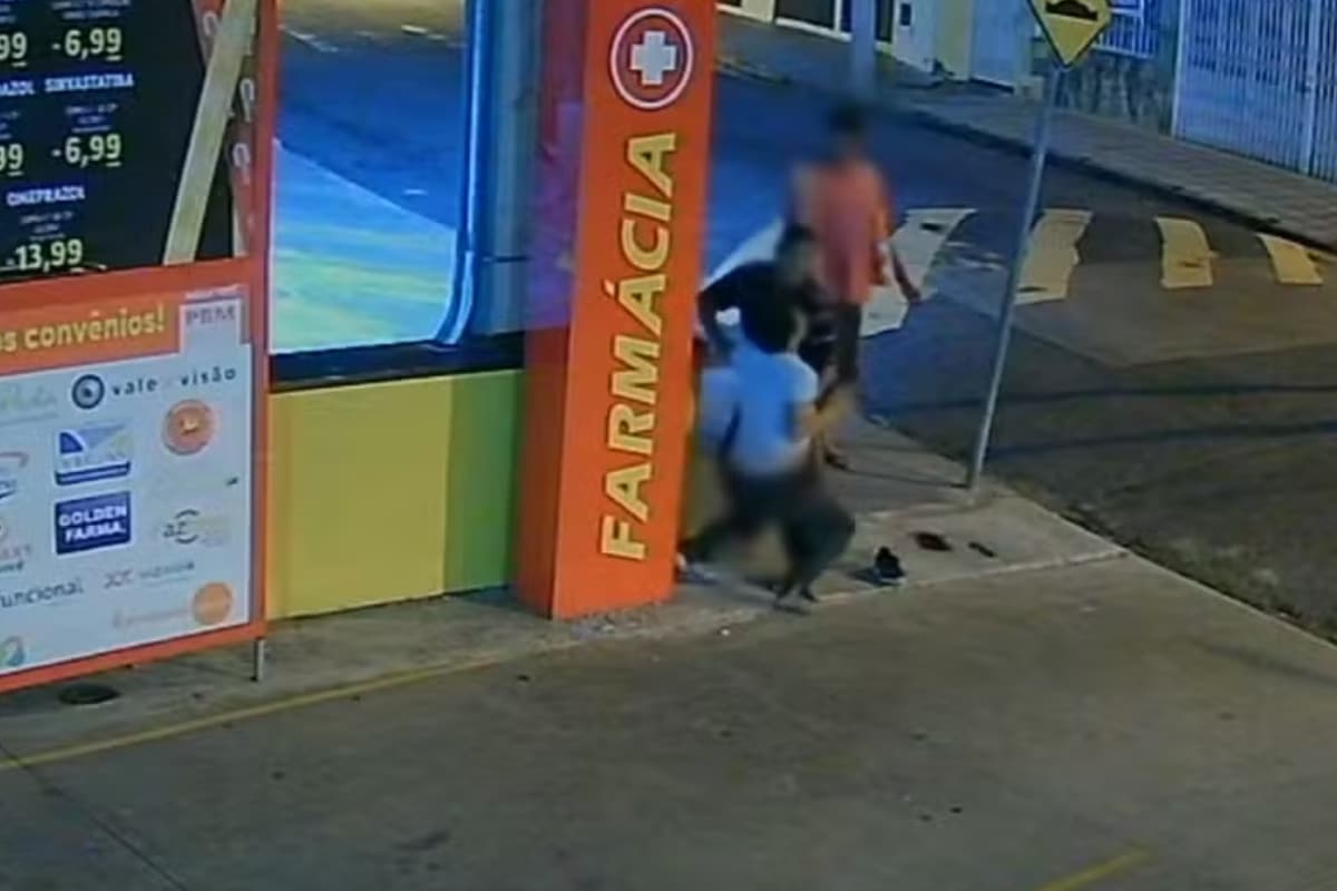 Mulher Acabada Dando À Luz E Bebê Em Calçada De Farmácia