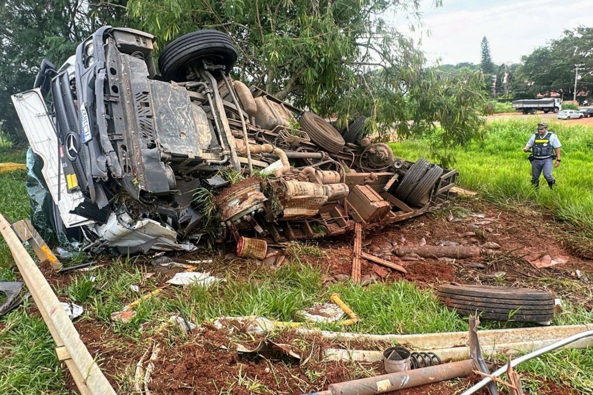 Caminhão Com Peixes Com Destino A Capela Do Alto Tomba Em Rodovia De Tatuí