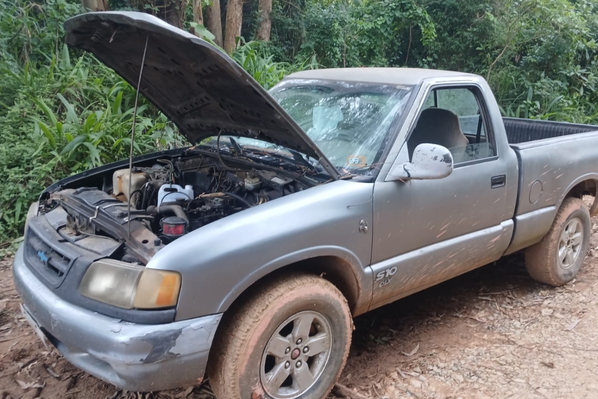 Caminhonete Roubada É Encontrada Em Área De Mata Em Mairinque