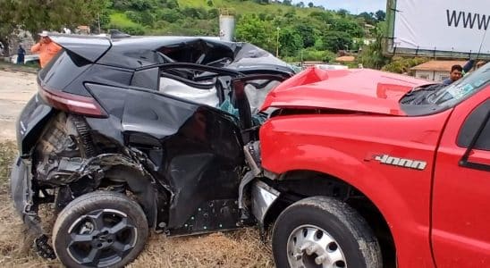 Carro Eletrico E Atingido Por Caminhao De Tomates Em Acidente Em Sao Roque