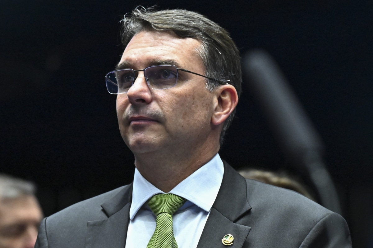 Flavio Bolsonaro Filho De Bolsonaro E Pre Candidato A Presidente Em 2026
