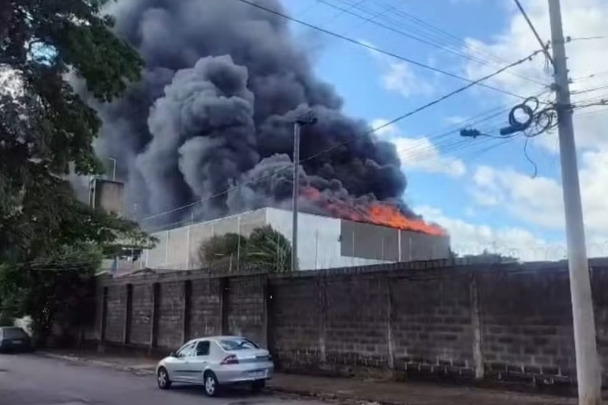 Fogo Toma Conta De Galpão Em Sorocaba E Fumaça Chama Atenção