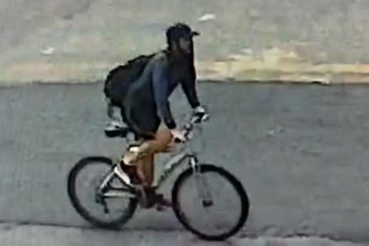 Homem De Biciclista Exibe P#N$S Para Grupo De Crianças Em Sorocaba