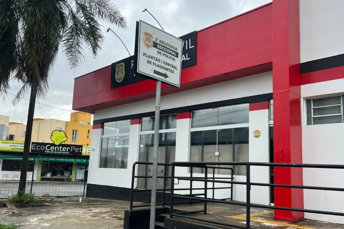 Homem Mata Pai Estrangulado E Depois Arranca Cabeca Com Enxada E Alega Ter Ouvido Vozes