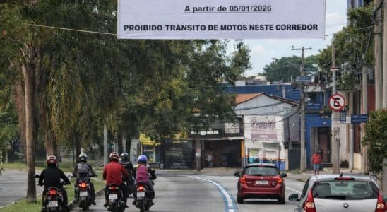 Prefeitura Coloca Faixas Alertando Que Motos Não Podem Mais Andar Em Corredores Brt