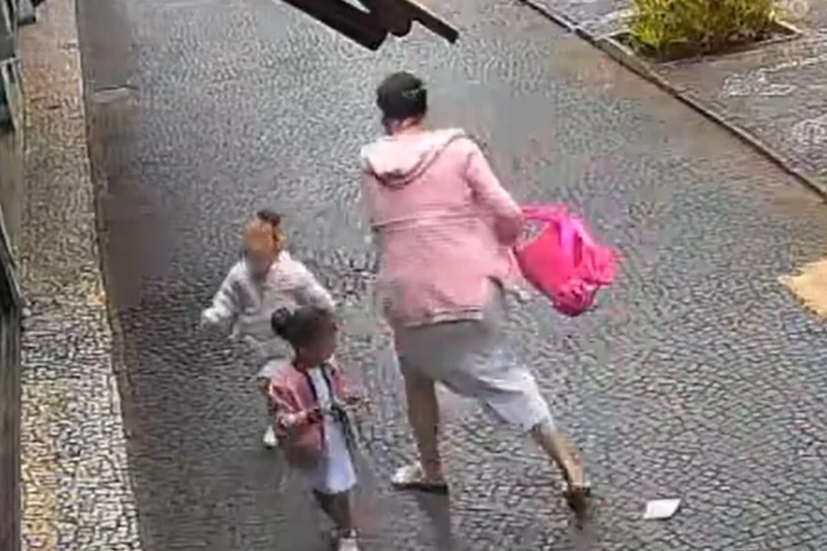 Câmera Filma Mãe Dando Tapas Na Cara Da Filha Menor De Idade Em Via Pública