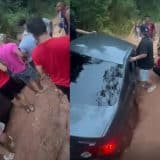 Família Cai Em Buraco Com Carro Em Mairinque E Diz Se Arrepender Votar Em Prefeito