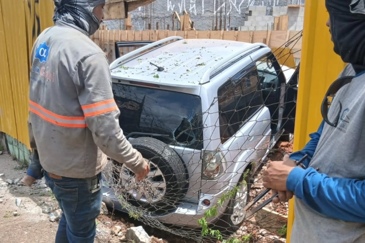Idosa Passa Mal Ao Volante E Invade Obra Com Carro Em Sorocaba