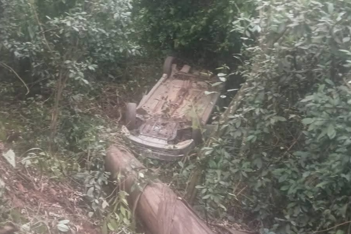 Motorista Perde Controle Em Estrada Em Mairinque E Cai Em Ribanceira