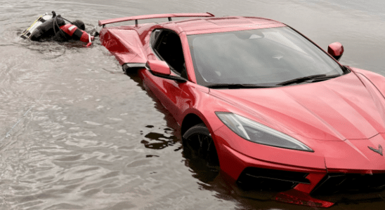 Corvette C8 Misteriosamente Submerso Um Enigma Nas 1768913349513