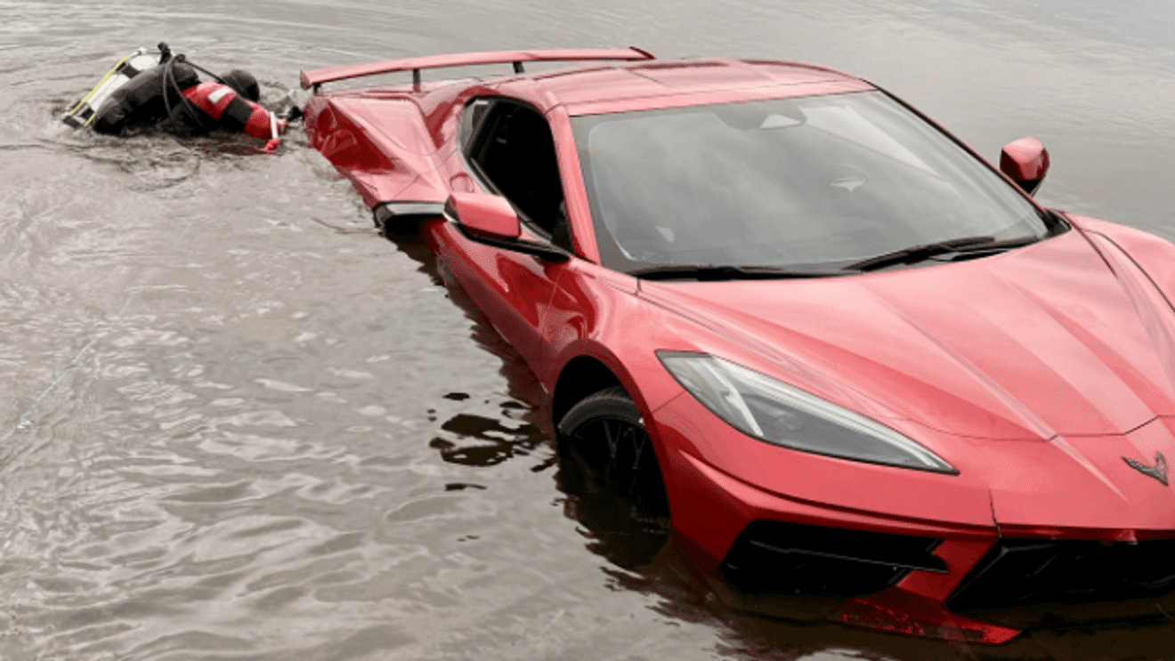 Corvette C8 Misteriosamente Submerso Um Enigma Nas 1768913349513
