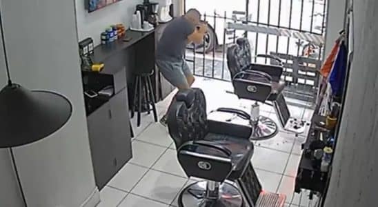Barbearia Cenrio Inesperado De Interveno Policial 1770208535464