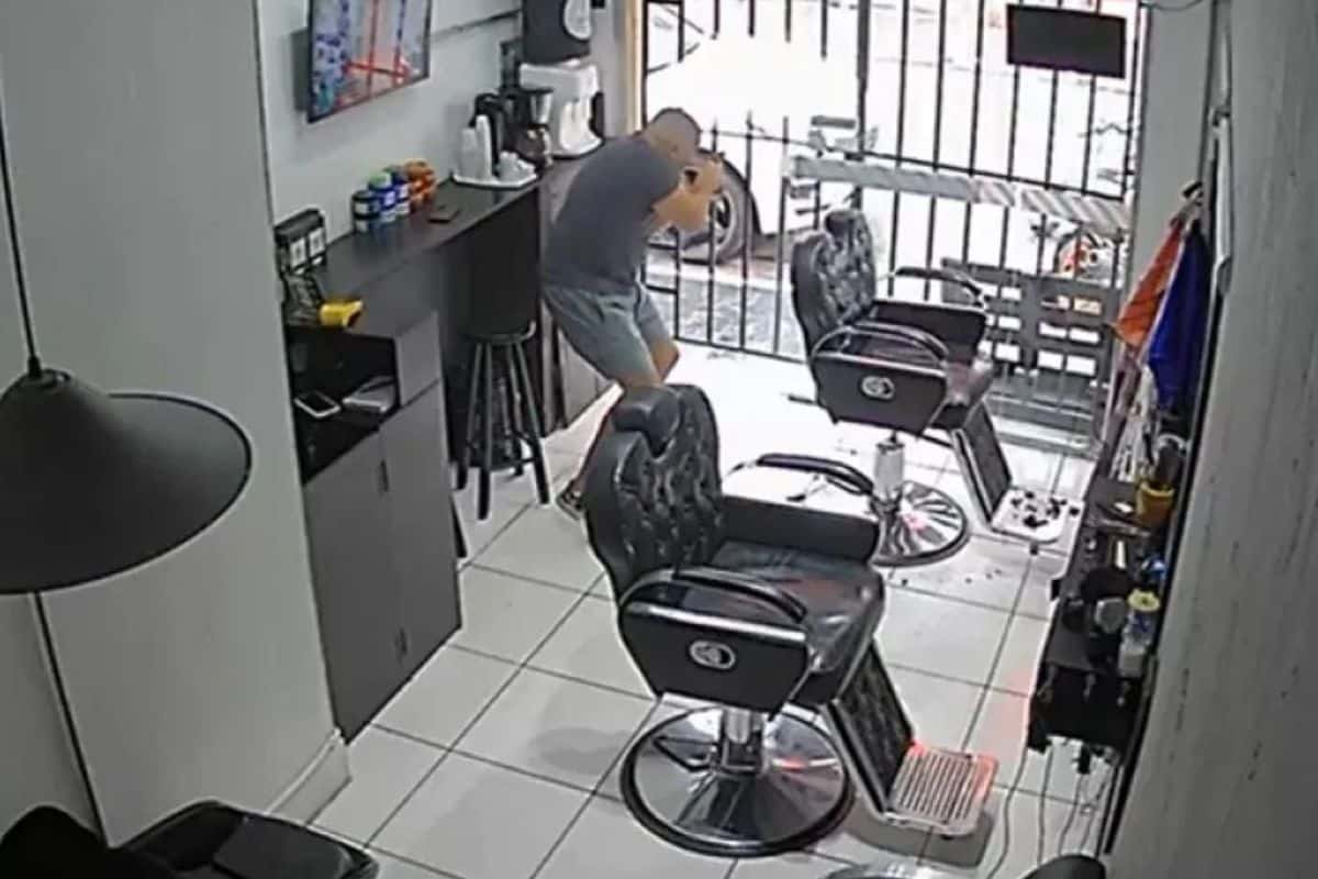 Barbearia Cenrio Inesperado De Interveno Policial 1770208535464