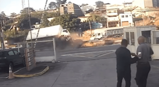 Caminhoes Batem Na Raposo Tavares Em Cotia E Camera Registra Acidente