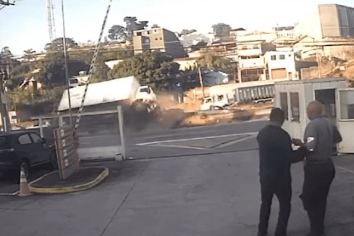 Caminhoes Batem Na Raposo Tavares Em Cotia E Camera Registra Acidente