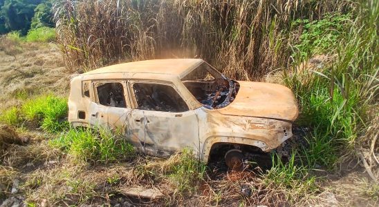Carro Queimado É Localizado Em Área De Mata No Bairro Setúbal, Em Mairinque