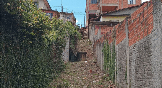 Falta De Zeladoria Da Prefeitura De Mairinque Faz Moradores A Realizarem Limpeza De Vielas