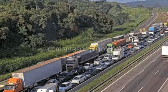 Acidente Entre Veículos De Carga Deixa Um Morto E Trava A Castello Branco Em Araçariguama