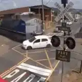 Trem Atinge Carro Que Ficou Parado Sobre Trilhos Após Batida No Interior De São Paulo