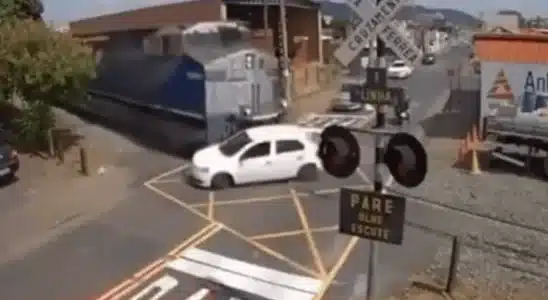 Trem Atinge Carro Que Ficou Parado Sobre Trilhos Após Batida No Interior De São Paulo